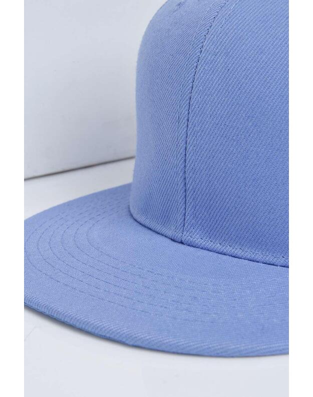 Mėlyna snapback kepurė